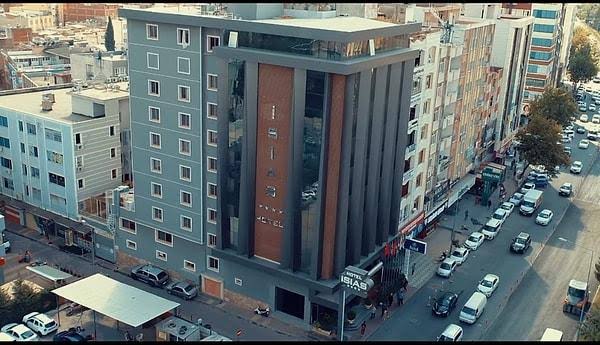 #isiasortadavamız Bir binanın yıkılmasında taksirle cinayet olması için  dikkatsizlik ve anlık bir olay olması gerekir.Tüpün kazayla devrilmesi gibi.Suclu suçunu kazadan sonra anlar.Ama isiasta suç bilerek ve isteyerek işlenmiştir.Suclu suçunu daha öncede biliyordu.Olasi kast var