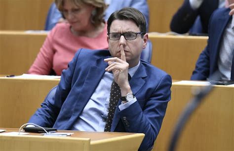 G11Sven's tweet photo. @PeterMiltenburg @svanweyenberg @D66 Ben wat pics gaan zoeken van dit d666 wezen. Aantal Cabal-paarse (#PurpleBlackCode) pics binnen m.n. d666 valt meteen op. Wij lachen er wellicht om maar d666 is rotter dan rot. Wat 'n duivelse 👿 sekte met #baphomet-doopbad Rob J. voorop. #zielenverkocht https://t.co/cjpE0tYxHD