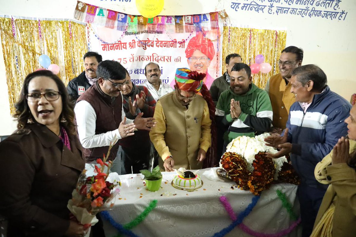 VasudevDevnani's tweet photo. महात्मा गांधी राजकीय अंग्रेजी माध्यम विद्यालय, बालूपुरा पुलिस लाइन, अजमेर में शिक्षक संघ सियाराम लोकतांत्रिक द्वारा आयोजित वृक्षारोप��� एवं पौषबड़ा कार्यक्रम में सम्मिलित हुआ। इस अवसर पर दिए गए स्नेह और सम्मान के लिए सभी का आभार !!

#ApneDevnani #AssemblySpeaker #Ajmer https://t.co/d22LkYpxgF