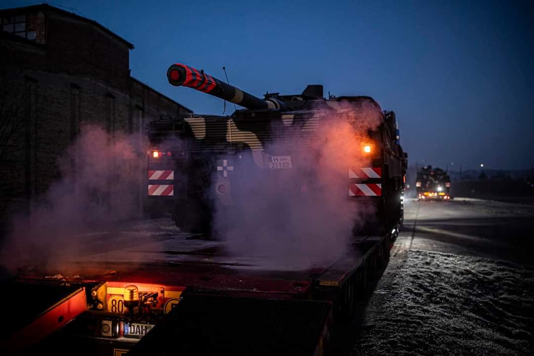SzBobrovniczky's tweet photo. The year is off to a good start.
Hungary's military #development is progressing steadily with the continuous arrival of state-of-the-art equipment, as three additional Leopard 2A7 tanks #arrived in Tata to serve the defense of the Hungarian people.
#HDF #Leopard2A7HU
#MoD #HUN https://t.co/dyFMSkTcv5