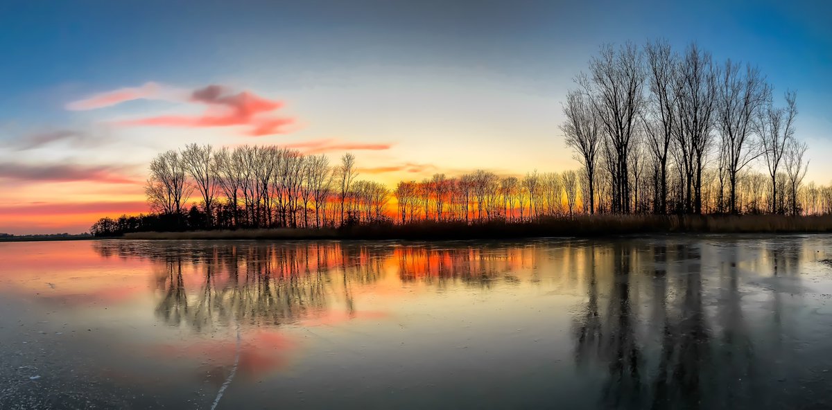 Zonsondergang en een ijsvloer, prachtige combinatie voor een foto! #natuurfotografie #ijs #zonsondergang #weerfoto #mijnbrabantslandschap #Pompveld #biesboschlinie