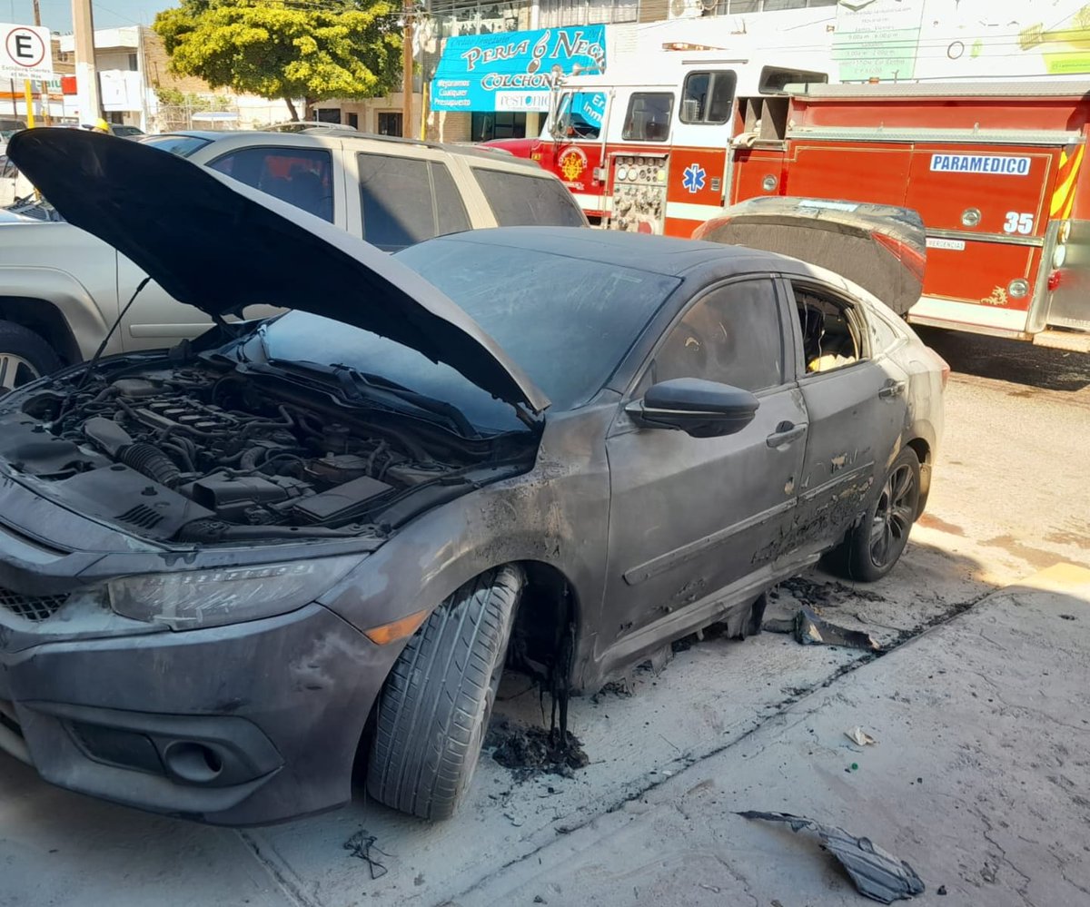 Los Mochis, Sinaloa.- Un vehículo Honda, línea Civic, se incendió la tarde de ayer en la calle Benito Juárez, entre Emiliano Zapata y Santos Degollado, en el municipio de Ahome.

El fuego consumió la parte delantera del auto, que quedó varado en medio

comunicanoticias.com.mx/se-incendia-un…