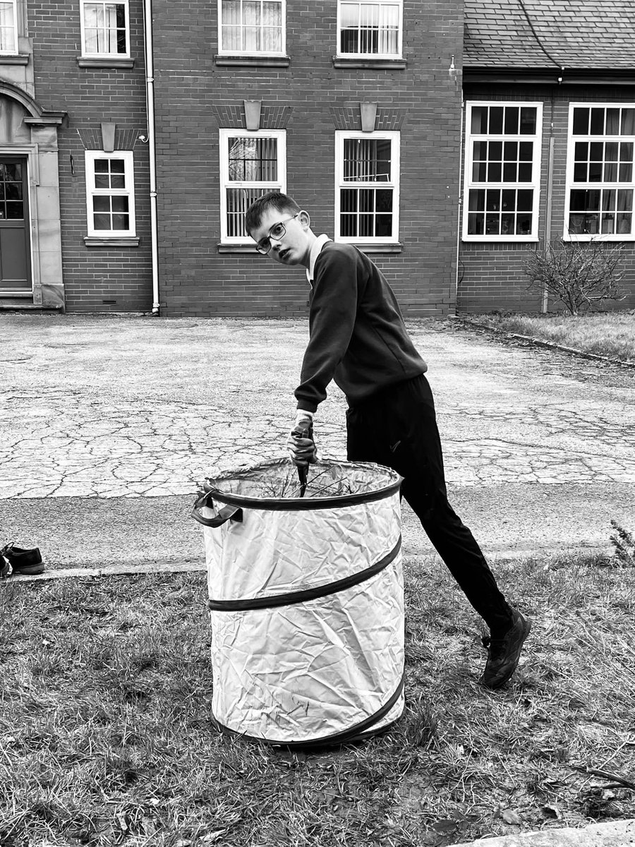 MillomSchool's tweet image. Enrichment Wednesdays @MillomSchool; fixing fences, stripping out ivy and preparing grounds for bulbs.

#workingsohard #TakeResponsibility #gardeningisgoodforthesoul