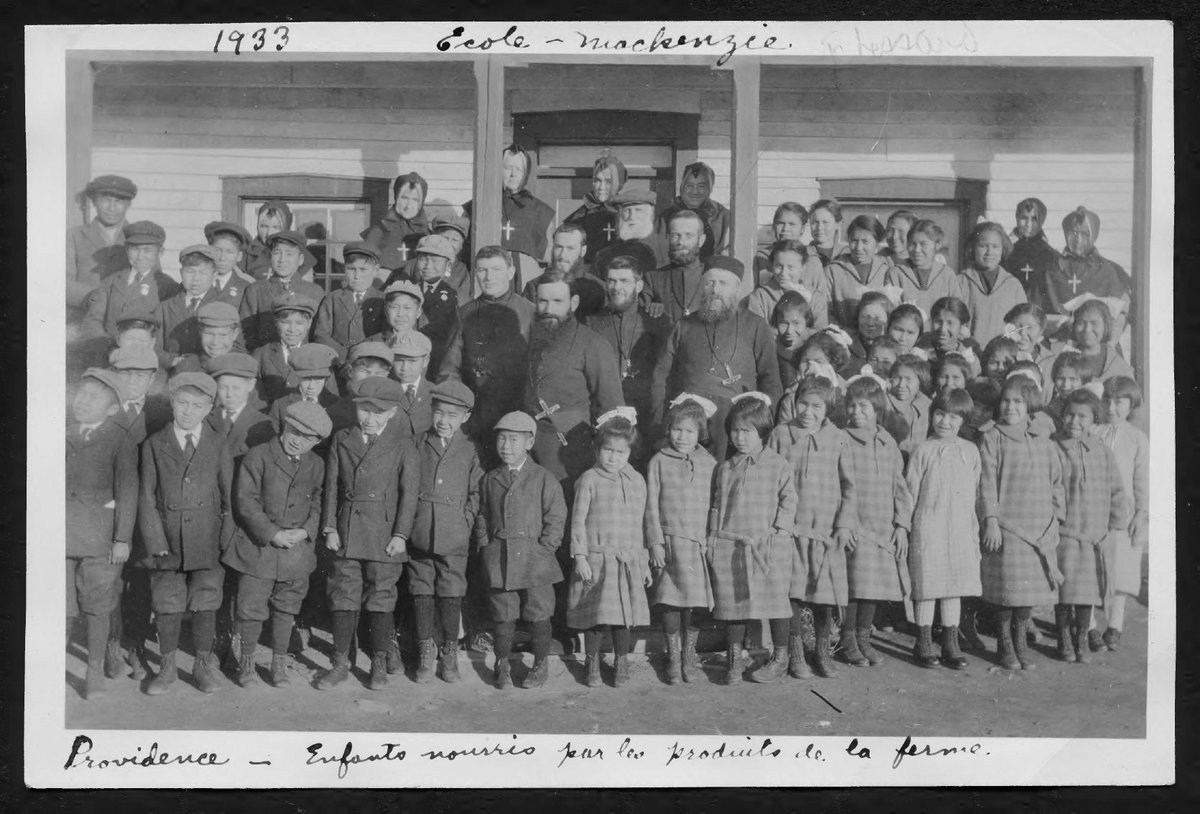 '1933 – Ecole – Mackenzie – Providence – Enfants nourris par les produits de la ferme.” Opened in 1867, the Sacred Heart School at Fort Providence was the first residential school in the Canadian north. To learn more: buff.ly/3iMBzbB