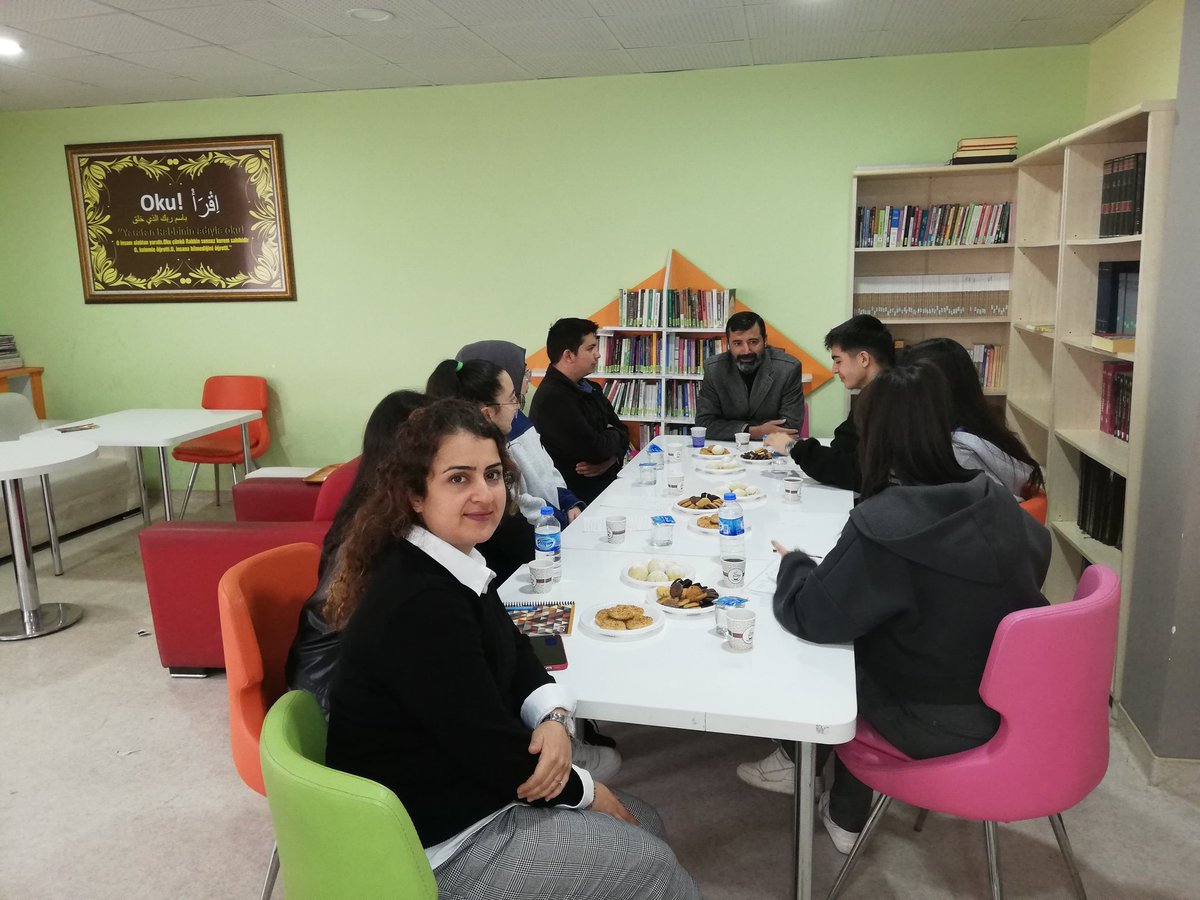 sarkislal58's tweet photo. Elif hoca moderatörlüğünde öğrencilerin teklifi üzerine okul müdürümüz ile söyleşi yapılmış, ülkeler tarihi güncel konular mesleki kariyer hakkında fikir alışverişinde bulunulmuştur.Tadı damakta kalan bu söyleşi için katılımcılara tşkkr ederiz
@sivasmem
@Sivas_HEDEF
@sarkislamem https://t.co/vjUR5Q8Xmm