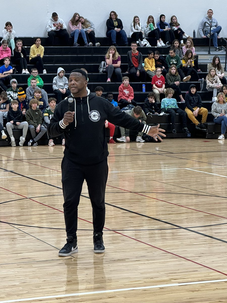 MrHoganFP's tweet photo. A great message today from Leroy Butler to our 6th graders! 🏈💚💛 @FPSDistrictWI https://t.co/Jq2b6ZQ0XA