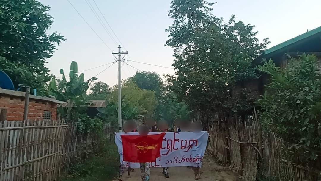 nway_jasmine's tweet photo. Pro democracy residents in #Yinmarpin Township, are still marching with vigor to keep opposing the military dictatorship.
#LegalizationOfNUG
#WhatsHappeningInMyanmar #2024Jan10Coup https://t.co/AVdrWvwP46