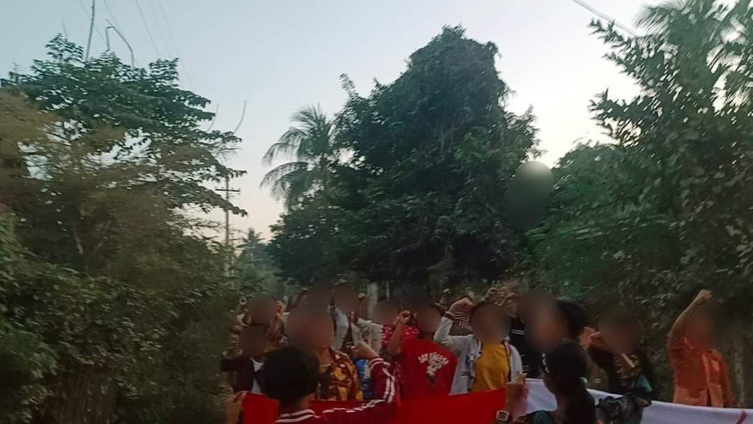 nway_jasmine's tweet photo. Pro democracy residents in #Yinmarpin Township, are still marching with vigor to keep opposing the military dictatorship.
#LegalizationOfNUG
#WhatsHappeningInMyanmar #2024Jan10Coup https://t.co/AVdrWvwP46