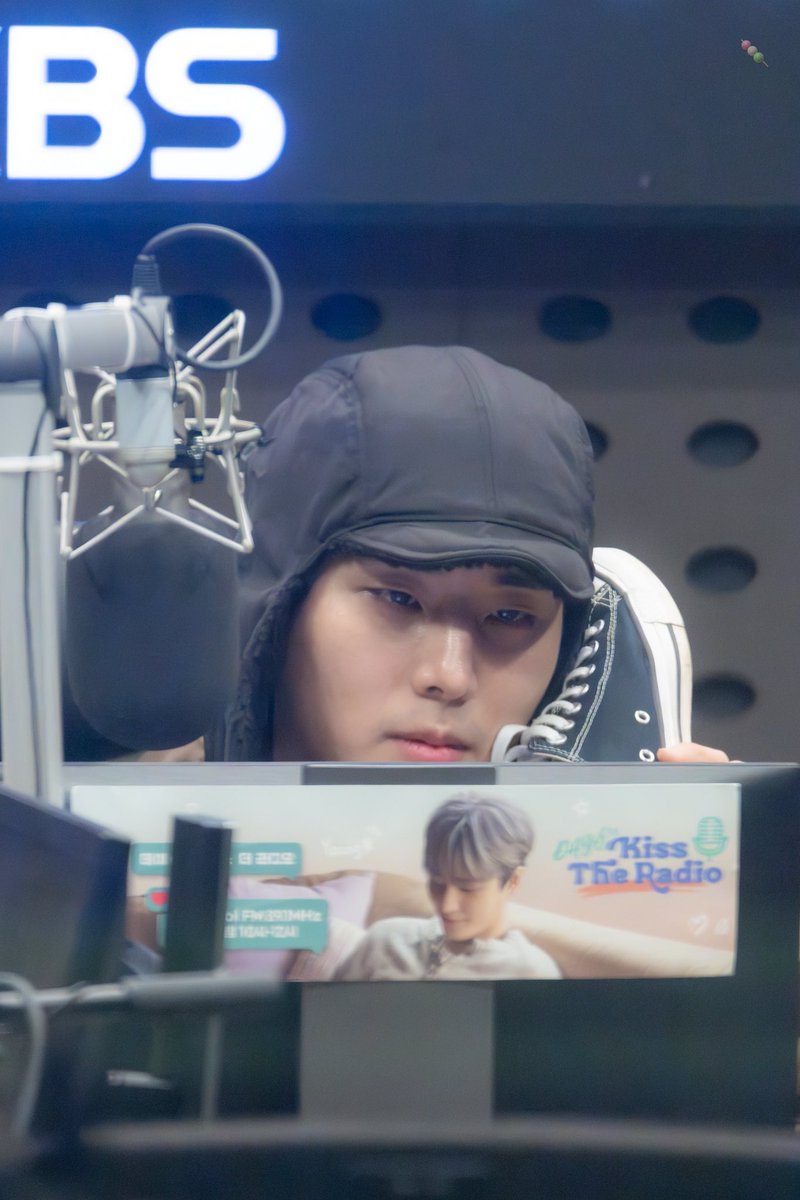 240109 #youngk #영케이
🥲..📞📞