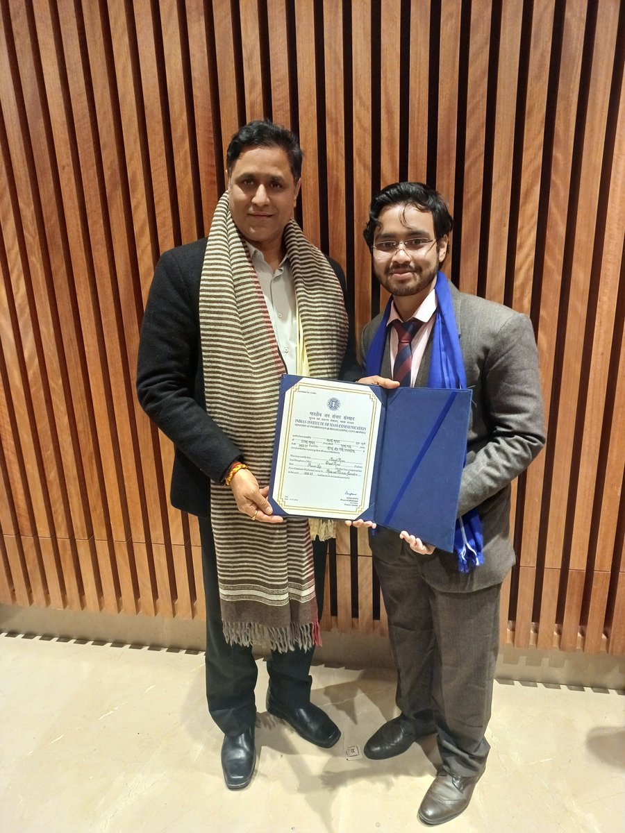 adders_kr17's tweet photo. Prof. @Prof_RKU  के साथ आज इस यादगार पल का सौभाग्य प्राप्त हुआ। 🙏🏻📃

#IIMC55thConvocation 
#IIMConvocation

@IIMC_India https://t.co/VQ1hhUrSae