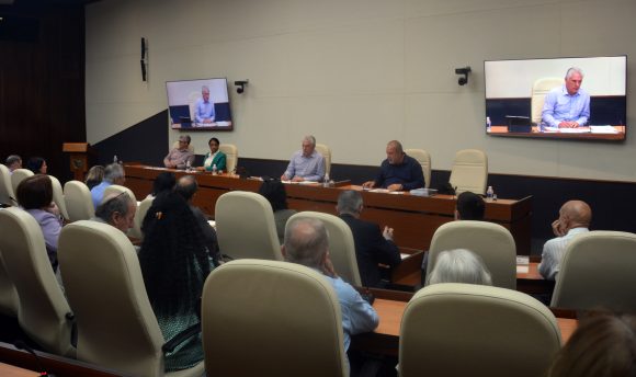 CITMAVCL's tweet photo. A dar seguimiento a las recientes recomendaciones de la OMS ante el incremento actual de la COVID-19 y otras enfermedades respiratorias agudas en el mundo convocaron las autoridades cubanas en el primer encuentro del año con científicos y expertos para temas de #Salud. https://t.co/tNddWbXS0c