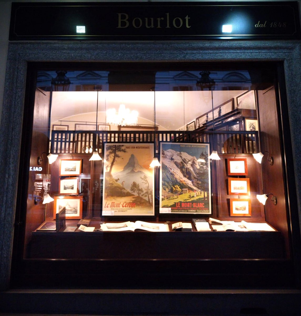 LibreriaBourlot's tweet photo. La nuova vetrina della libreria  #Bourlot è dedicata alla montagna e all'alpinismo, per celebrare i 150 anni del Museo della Montagna di Torino.🎂 🏔️

#150anni #museodellamontagna #cai #Torino #ClubAlpinoItaliano https://t.co/GVUa6irRrU