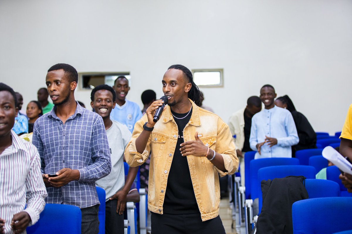 AndyBumuntu's tweet photo. Just had a powerful conversation with students from @urcst about STAYING SOBER
#Tunyweless isn't just a campaign but a lifestyle
3 things make up success: WILL(ubushake)- POWER(ubushobozi) -FOCUS(kutarangara)
One of many enemies of FOCUS is ALCOHOL
#alcoholawareness
#SoberJanuary https://t.co/n5koTQhF1S