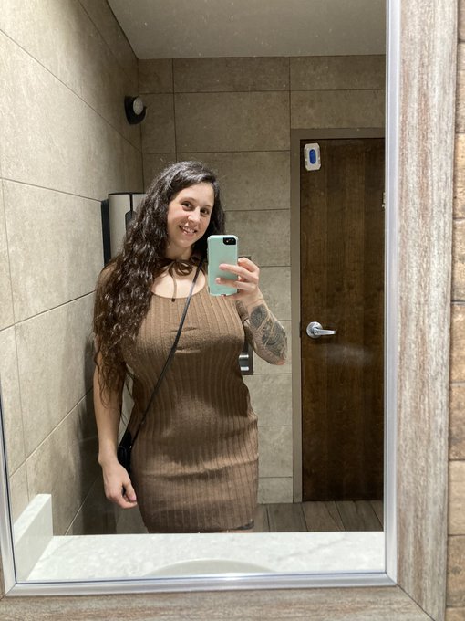 Bathroom flash at lunch 🤭 Happy Hump day y&rsquo;all! https://t.co/oELt0wU0pr