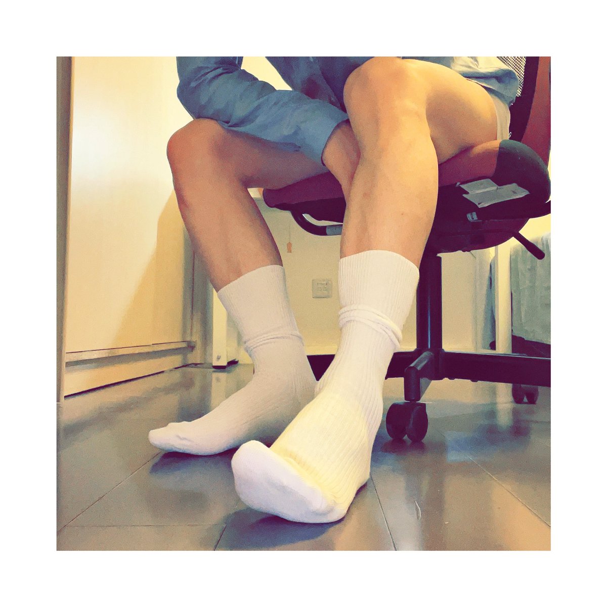 Fox9er's tweet photo. 爱上我的腿还是白袜🦶🏻 https://t.co/GDSLncOnXy