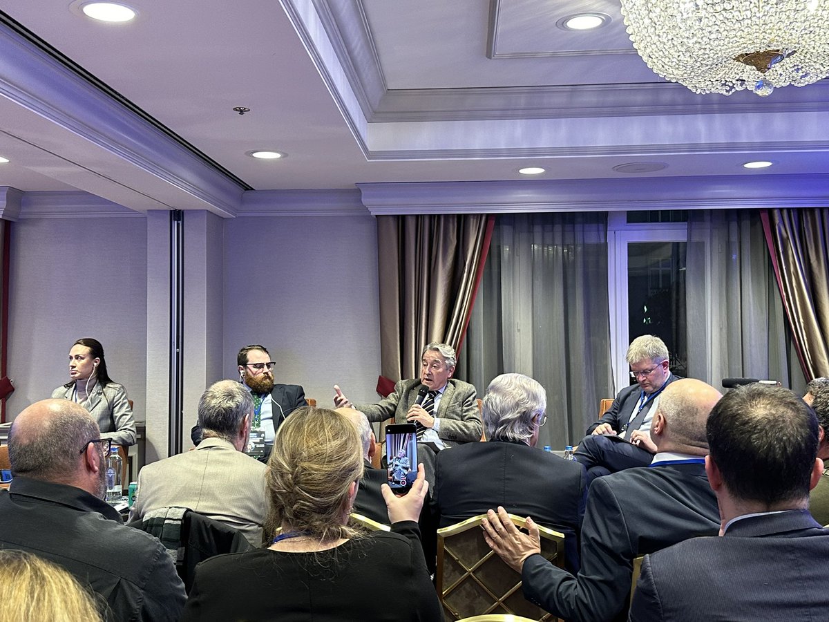 palomaadradosc's tweet photo. Bruselas | Conferencia #FreedomPress 
El eurodiputado de VOX y vicepresidente del grupo político europeo ECR @hermanntertsch “Tenemos el reto de romper con el paradigma de la ideología socialdemócrata que lleva 50 años gobernando Europa con una sobredosis de verdad”. 
@VOX_Europa_ @jm_frias @FDisenso @Jorgebuxade @MargaPisa