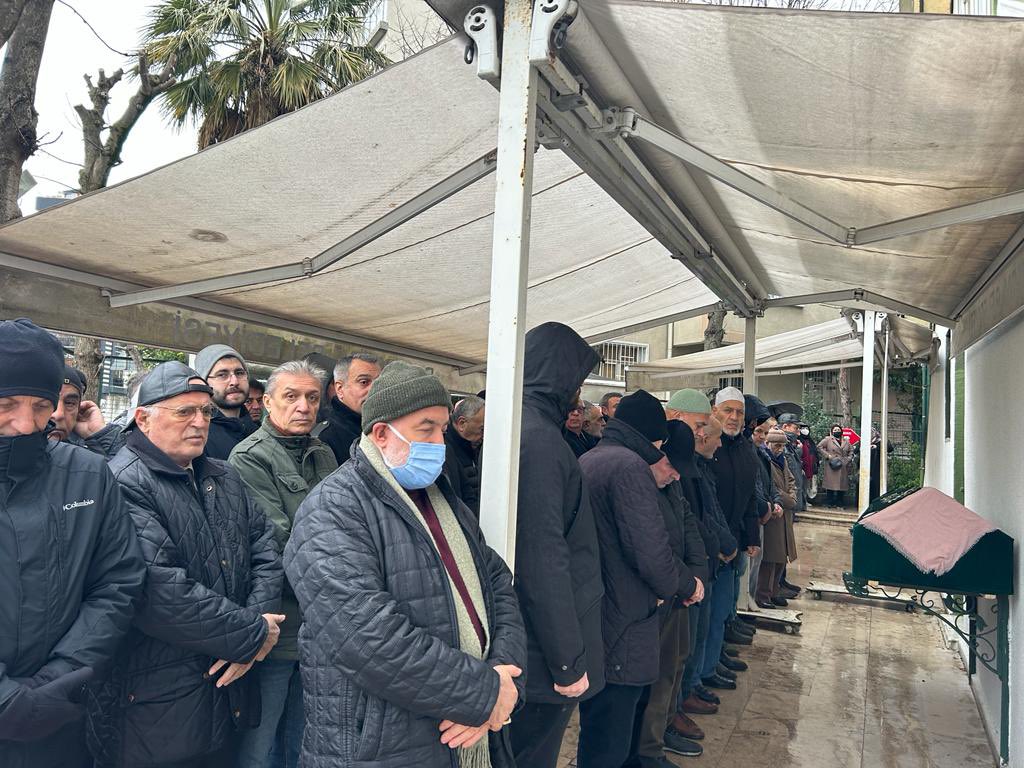 devagungorende's tweet photo. Bakırköy ün eski eğitimcilerinden Sn Cengiz Tarbak ın annesinin cenazesine iştirak ettik .Allah rahmet eylesin mekanı cennet olsun💧🌱 https://t.co/cYIUvUIWU6
