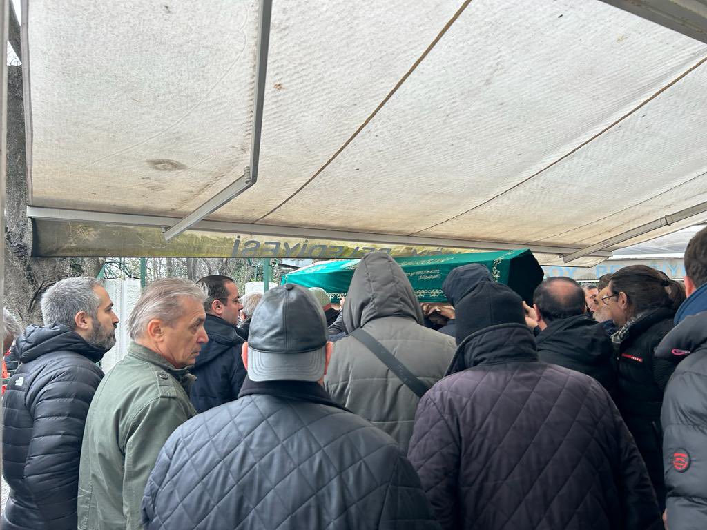 devagungorende's tweet photo. Bakırköy ün eski eğitimcilerinden Sn Cengiz Tarbak ın annesinin cenazesine iştirak ettik .Allah rahmet eylesin mekanı cennet olsun💧🌱 https://t.co/cYIUvUIWU6
