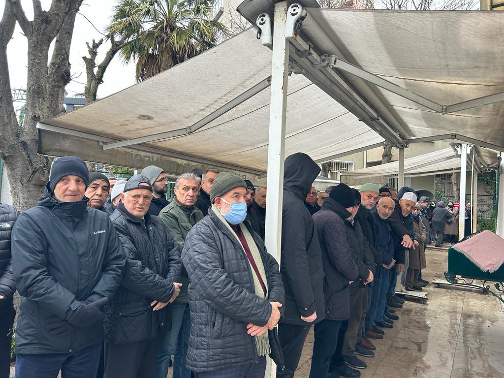 devagungorende's tweet photo. Bakırköy ün eski eğitimcilerinden Sn Cengiz Tarbak ın annesinin cenazesine iştirak ettik .Allah rahmet eylesin mekanı cennet olsun💧🌱 https://t.co/cYIUvUIWU6
