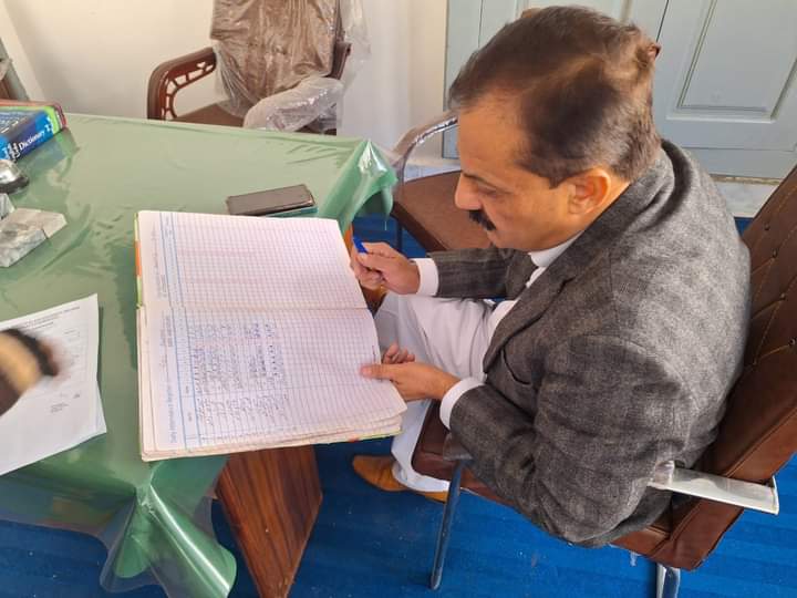 DCLowerKohistan's tweet photo. ڈپٹی کمشنر کوہستان لوئر بشیر احمد صاحب نے آج مختلف سرکاری دفاتر اور گورنمنٹ ڈگری کالج پٹن کا اچانک دورہ کیا۔ تمام سٹاف کی حاضری چیک کی اور متعلقہ آفسران کو پبلک سروس ڈیلیوری کو بہتر بنانے اور عوام کے لئے آسانیاں پیدا کرنے کے بابت سختی سے ہدایات جاری کی https://t.co/vdhxgafiDg