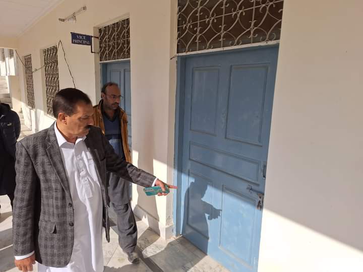 DCLowerKohistan's tweet photo. ڈپٹی کمشنر کوہستان لوئر بشیر احمد صاحب نے آج مختلف سرکاری دفاتر اور گورنمنٹ ڈگری کالج پٹن کا اچانک دورہ کیا۔ تمام سٹاف کی حاضری چیک کی اور متعلقہ آفسران کو پبلک سروس ڈیلیوری کو بہتر بنانے اور عوام کے لئے آسانیاں پیدا کرنے کے بابت سختی سے ہدایات جاری کی https://t.co/vdhxgafiDg