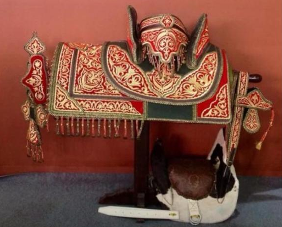 TFiredrake's tweet image. The #saddle was made of dragon leather stitched with red; the perfect ornament for the back of a unicorn. The stirrups were of solid gold set with rubies, and in the horn sat a single glittering diamond.

But the hunt was not done, and the unicorn still eluded them.

#vssmagic