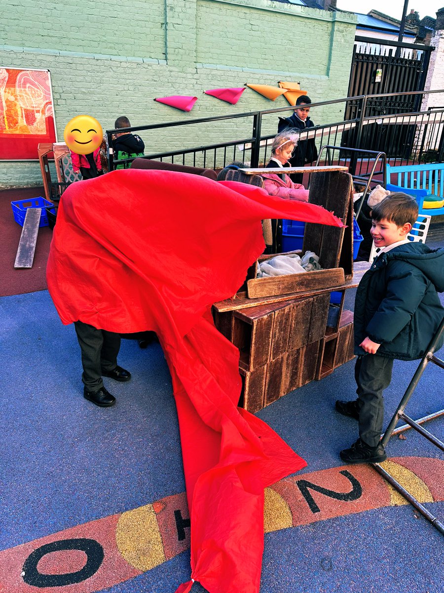 Heber_FS's tweet photo. It’s been a cold one today, so lots of ‘den’ and ‘house’ building this afternoon. Lots of team work, collaboration and designing! The wind was quite the obstacle also. But what a brilliant house in the end! #learningthroughplay #teamwork #beingimaginative https://t.co/mlcnbKvZVI