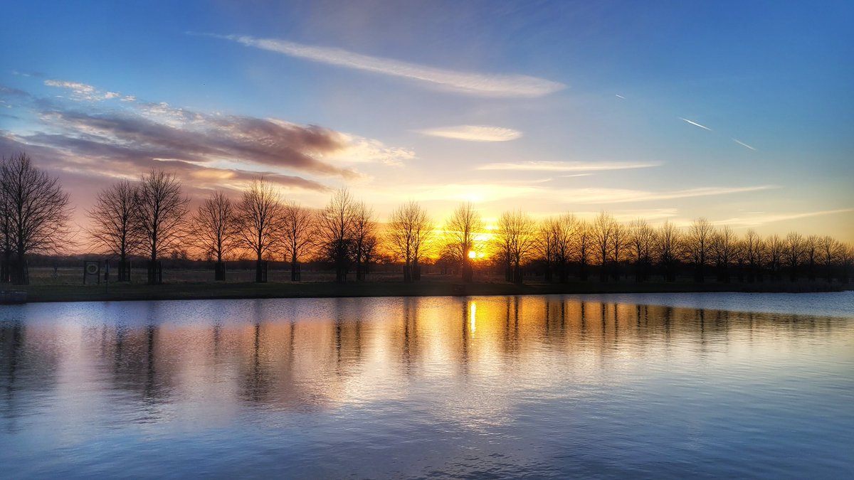 Beautiful sunset 🌇 #sunset #homepark #skies @metoffice @BButtXXL @TotallyRichmond @SallyWeather @itvlondon