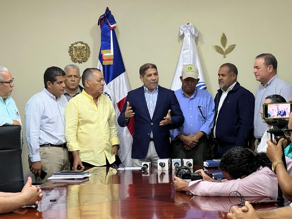 AgriculturaRD's tweet photo. Hoy el ministro @limbercruzl hizo entrega de un cheque de 50 millones de pesos para incentivar la siembra de semillas certificadas en el sub sector arroz, esto provocará un incremento en el rendimiento por tarea, teniendo así mejores cosechas. https://t.co/hs4tbba2u5