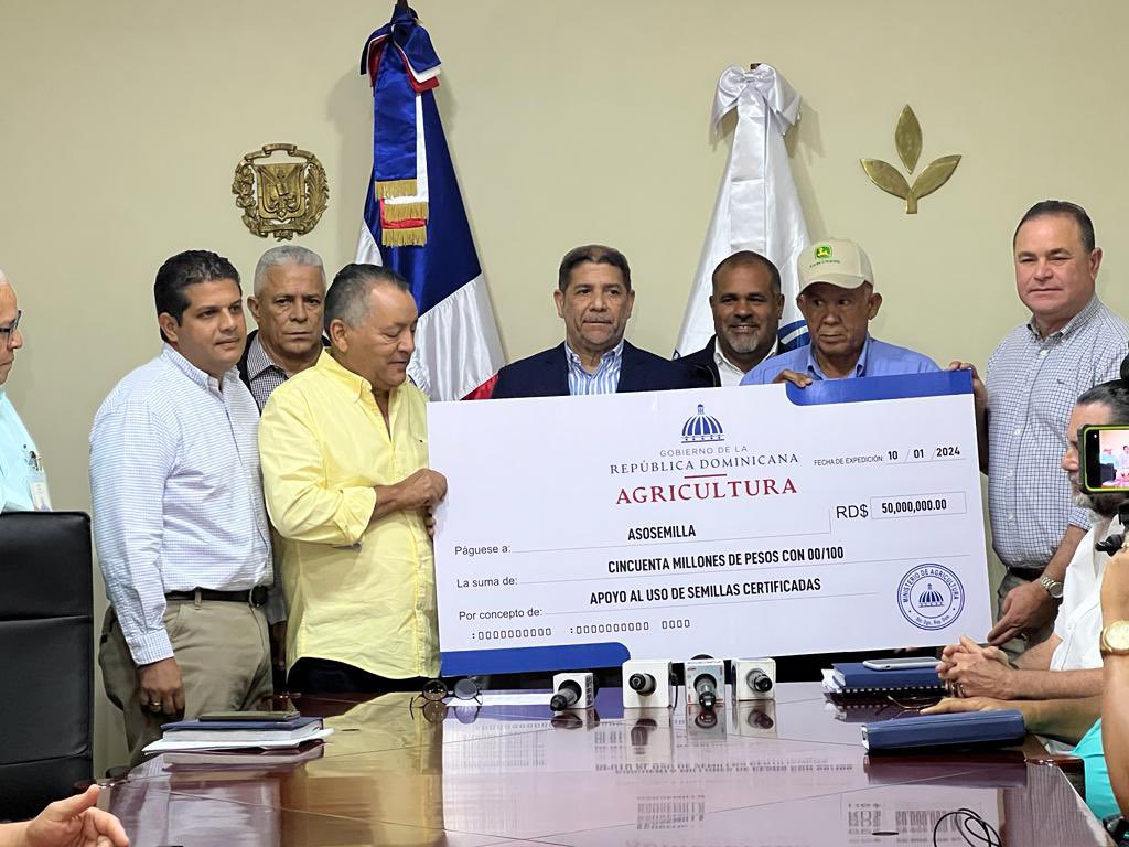 AgriculturaRD's tweet photo. Hoy el ministro @limbercruzl hizo entrega de un cheque de 50 millones de pesos para incentivar la siembra de semillas certificadas en el sub sector arroz, esto provocará un incremento en el rendimiento por tarea, teniendo así mejores cosechas. https://t.co/hs4tbba2u5