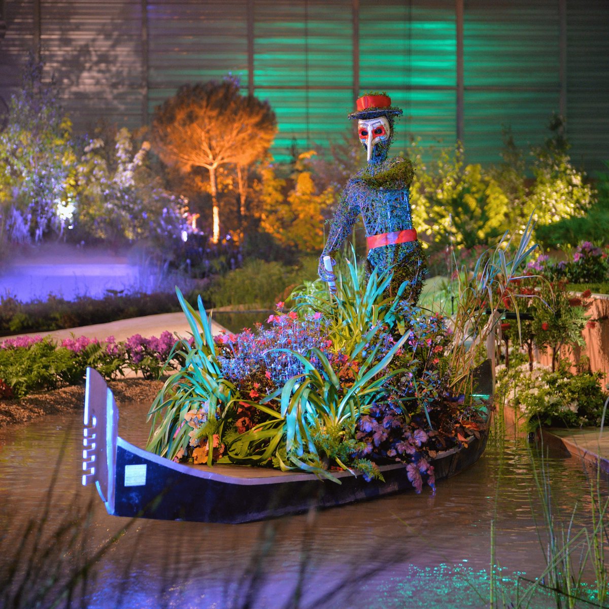 L’AVENTURE S’AGRANDIT 🌍
Les Floralies Internationales accueillent des partenaires venus du monde entier. 
Regardez bien cette image : un personnage vêtu de fleurs, glissant gracieusement sur une gondole. 
Quel pays pourrait bien nous offrir une telle escapade poétique ?