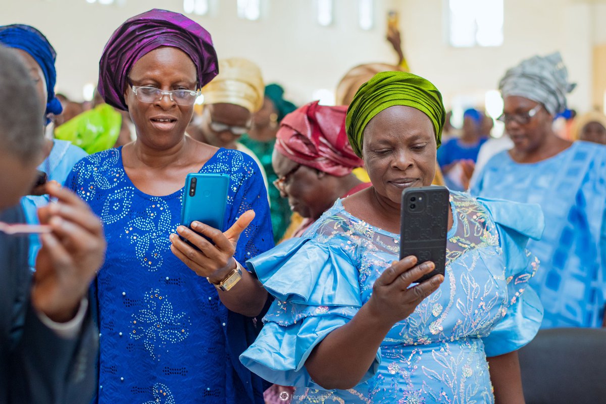 Epstudios_ng's tweet photo. We no longer struggle with phone users at event anymore as long as they don’t interrupt critical shots, we just include in the story telling. 😀

#DLConversations #DLC #ourvovage https://t.co/WmpOligqcJ