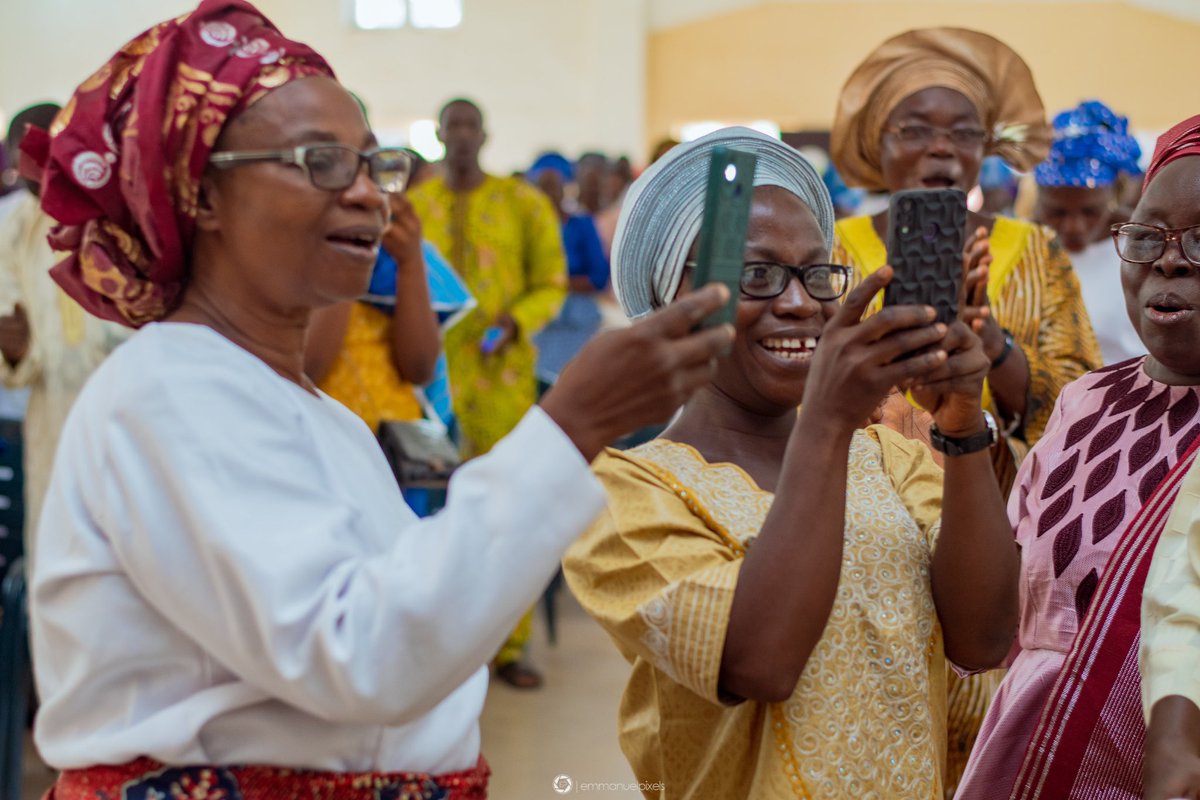 Epstudios_ng's tweet photo. We no longer struggle with phone users at event anymore as long as they don’t interrupt critical shots, we just include in the story telling. 😀

#DLConversations #DLC #ourvovage https://t.co/WmpOligqcJ