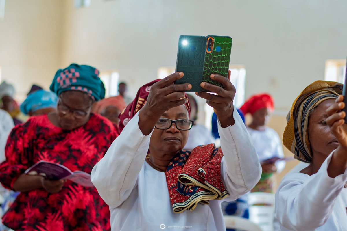 Epstudios_ng's tweet photo. We no longer struggle with phone users at event anymore as long as they don’t interrupt critical shots, we just include in the story telling. 😀

#DLConversations #DLC #ourvovage https://t.co/WmpOligqcJ