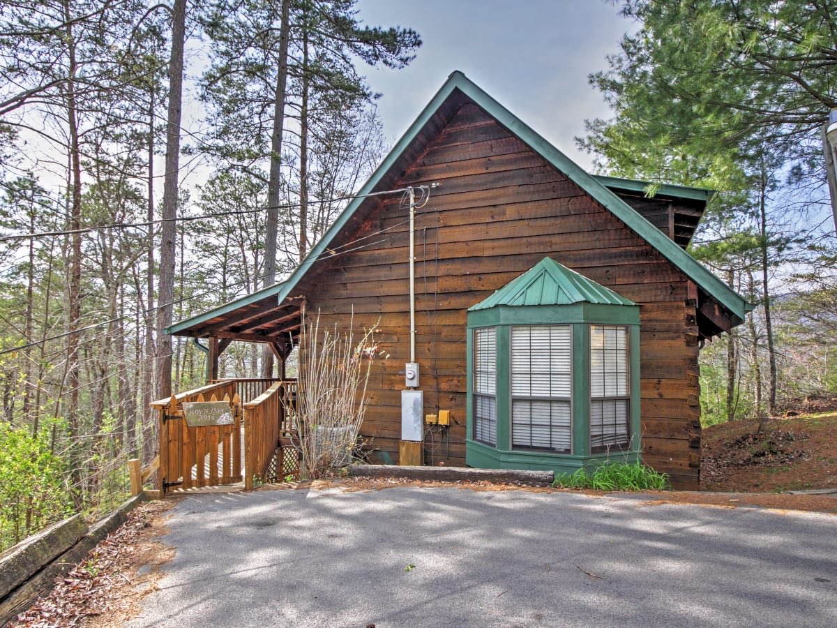 ARealLogCabin's tweet photo. You’ve arrived at the Log Cabin. 😍 Tap the link to check out the inside. ➡️ https://t.co/f3WhhGYbo2

#vacationrental #vrbo #logcabin #tennessee #sevierville #supportlocal #smokymountains #cabin #vacation https://t.co/c0akXA8ul6