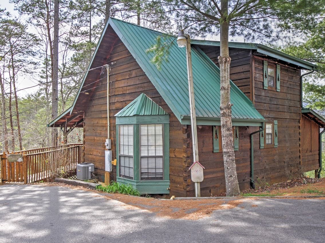 ARealLogCabin's tweet photo. You’ve arrived at the Log Cabin. 😍 Tap the link to check out the inside. ➡️ https://t.co/f3WhhGYbo2

#vacationrental #vrbo #logcabin #tennessee #sevierville #supportlocal #smokymountains #cabin #vacation https://t.co/c0akXA8ul6