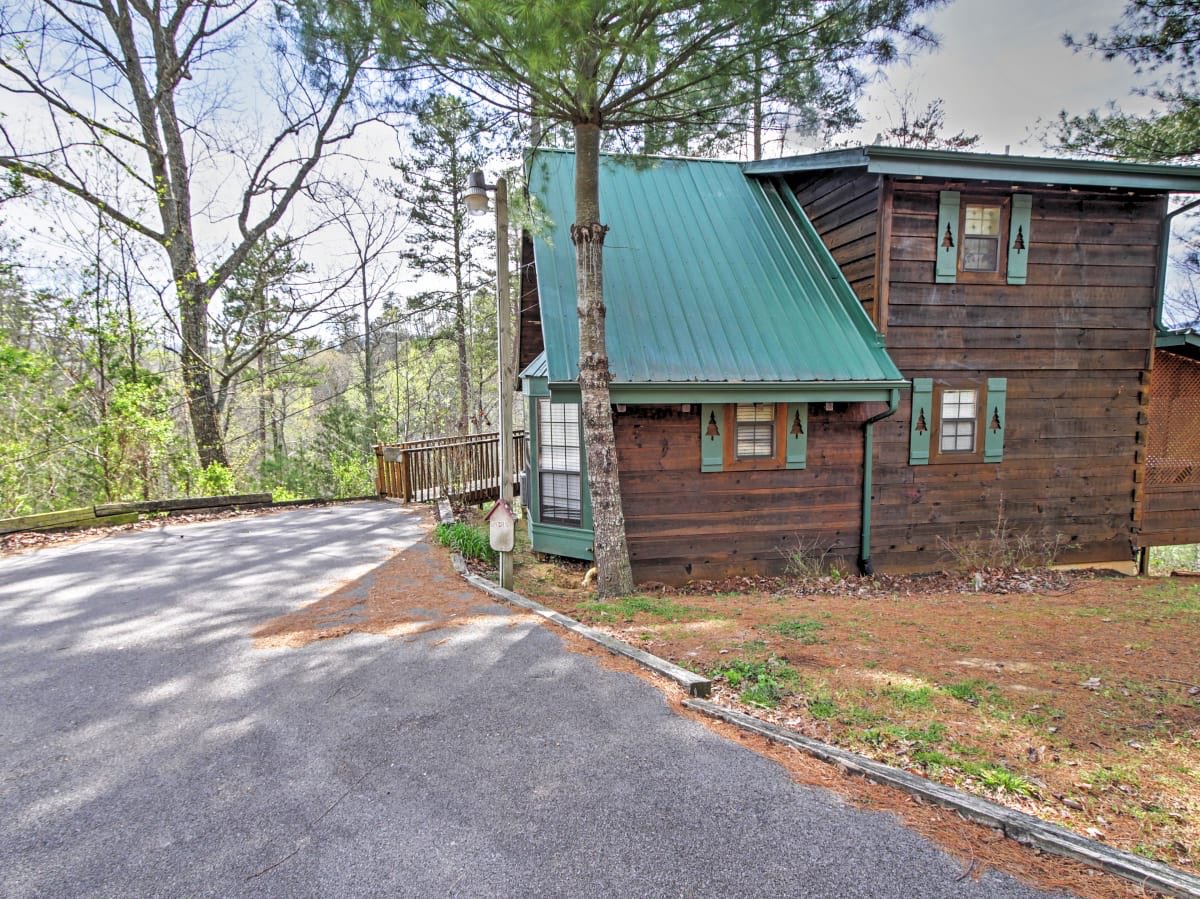 ARealLogCabin's tweet photo. You’ve arrived at the Log Cabin. 😍 Tap the link to check out the inside. ➡️ https://t.co/f3WhhGYbo2

#vacationrental #vrbo #logcabin #tennessee #sevierville #supportlocal #smokymountains #cabin #vacation https://t.co/c0akXA8ul6