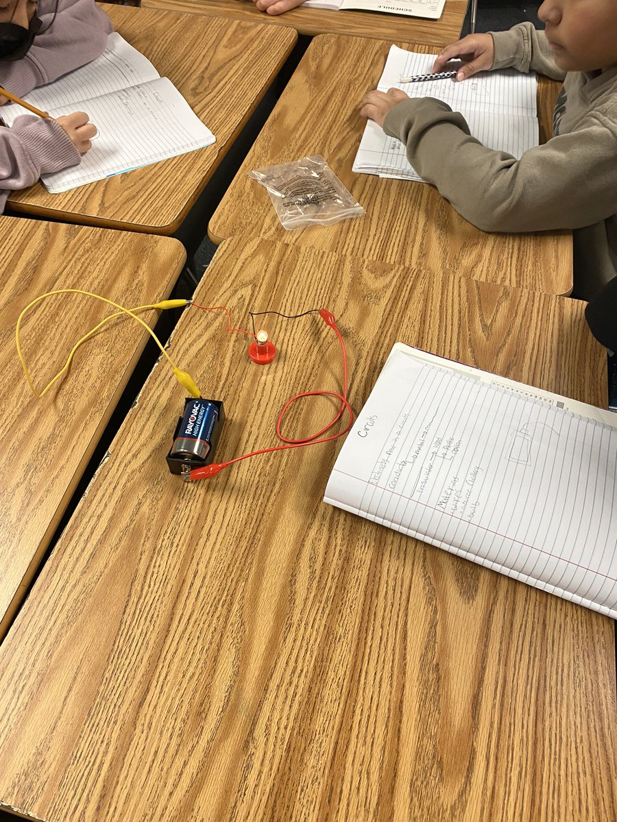 svgoijman1's tweet photo. Closed circuits. We had some visitors. #buildingCircuits @ErmelES_AISD @MsLBrooks1 @lizjanec @GarciaMandy_ @AldineISD @Science_Team4 @BakerDana2424 @PaigeCharlis https://t.co/htH8HkiiiA