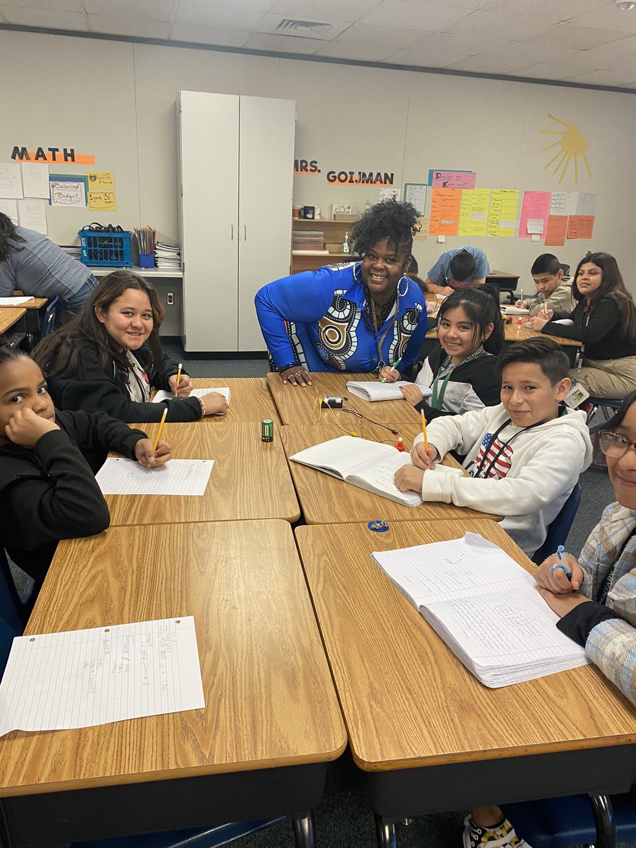svgoijman1's tweet photo. Closed circuits. We had some visitors. #buildingCircuits @ErmelES_AISD @MsLBrooks1 @lizjanec @GarciaMandy_ @AldineISD @Science_Team4 @BakerDana2424 @PaigeCharlis https://t.co/htH8HkiiiA