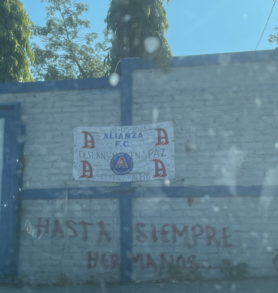 Después de semejante estupidez y descaro de la FESFUT espero que quiten esa mierda pendeja ya mismo, si ni sus aficionados se respetan entre ellos porque otros si? Grandes moralistas les dolio los primeros dias y yo se cagan de risa en la memoria de esos🤷🏻‍♂️