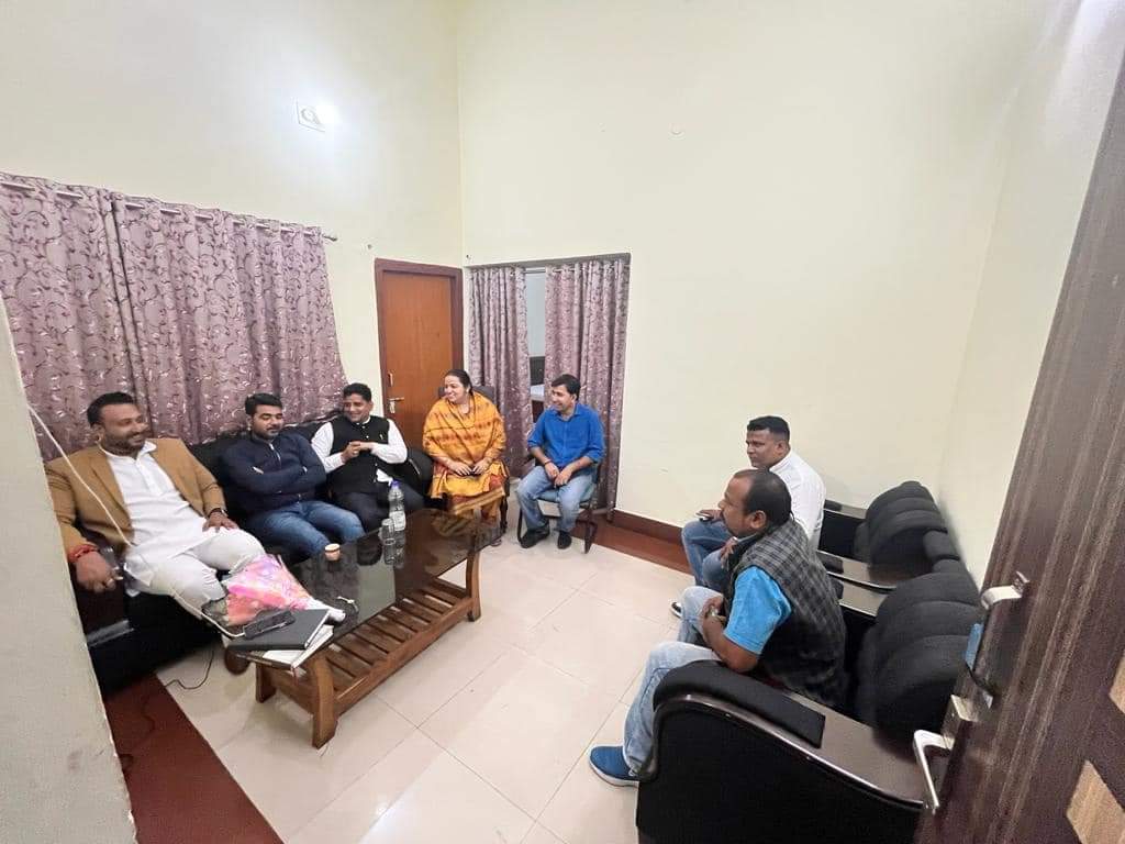 suryaprabhat29's tweet photo. पार्टी के निर्देश पर आज धनबाद महानगर में  #हॉस्टल_संपर्क_अभियान कार्यक्रम में शामिल रहा.शिवम् गर्ल्स हॉस्टल में बहनों को #विकसित_भारत_एम्बेसडर बनाया गया । मुख्यरूप से राष्ट्रीय सोशल मीडिया प्रभारी श्री विशाल त्रिदेव जी उपस्थित थें। #बीजेपी
@BJP4Jharkhand @bjpkarmveer @amarbauri https://t.co/8R61r6zcbO