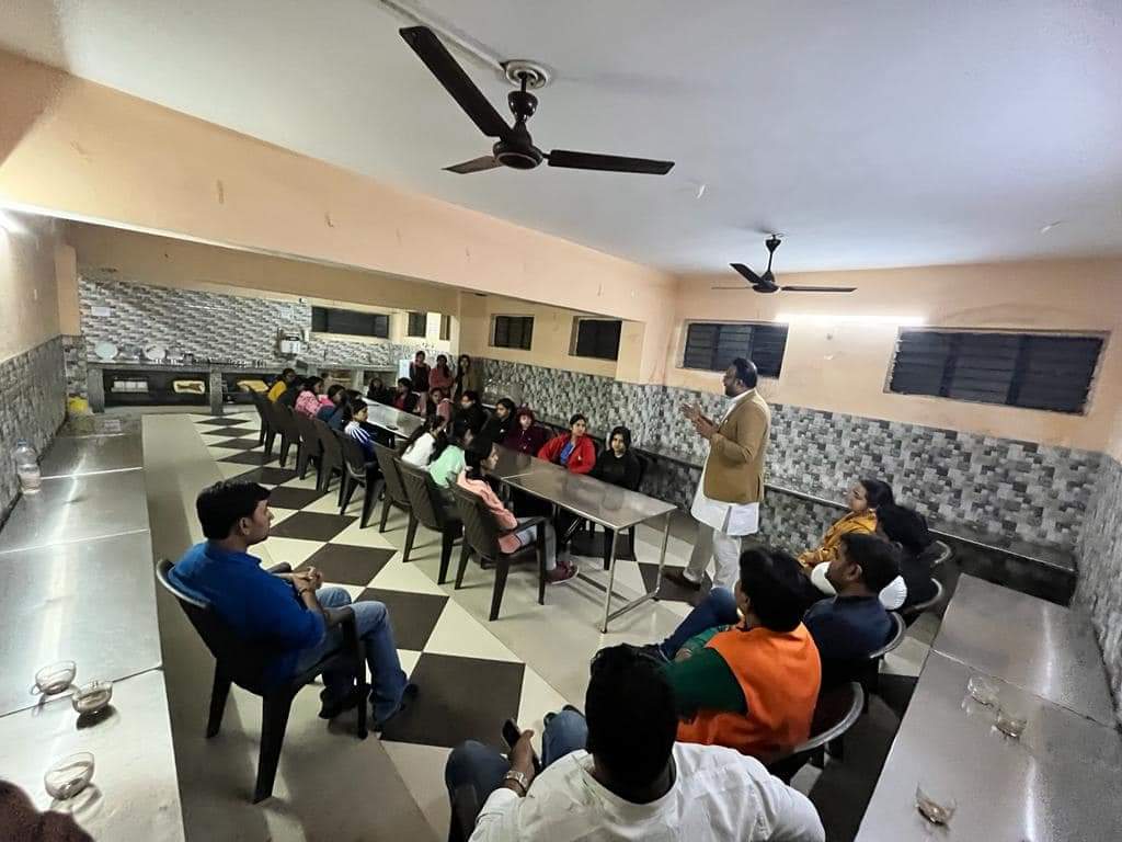 suryaprabhat29's tweet photo. पार्टी के निर्देश पर आज धनबाद महानगर में  #हॉस्टल_संपर्क_अभियान कार्यक्रम में शामिल रहा.शिवम् गर्ल्स हॉस्टल में बहनों को #विकसित_भारत_एम्बेसडर बनाया गया । मुख्यरूप से राष्ट्रीय सोशल मीडिया प्रभारी श्री विशाल त्रिदेव जी उपस्थित थें। #बीजेपी
@BJP4Jharkhand @bjpkarmveer @amarbauri https://t.co/8R61r6zcbO