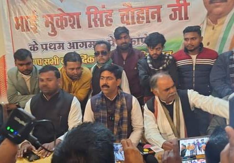 inc_pramod298's tweet photo. नव नियुक्त प्रभारी श्री @mukeshS_chauhan जी के प्रथम जनपद आगमन पर स्वागत एवम् बधाई...
महोदय, आपका अनुभव सहयोग और मार्गदर्शन कार्यकर्ताओं के संघर्ष को निश्चित ही नई दिशा देकर और मजबूत करेगा..

@INCUttarPradesh
@kashikirai @nakuldubeyup https://t.co/GlPhfcUVvu