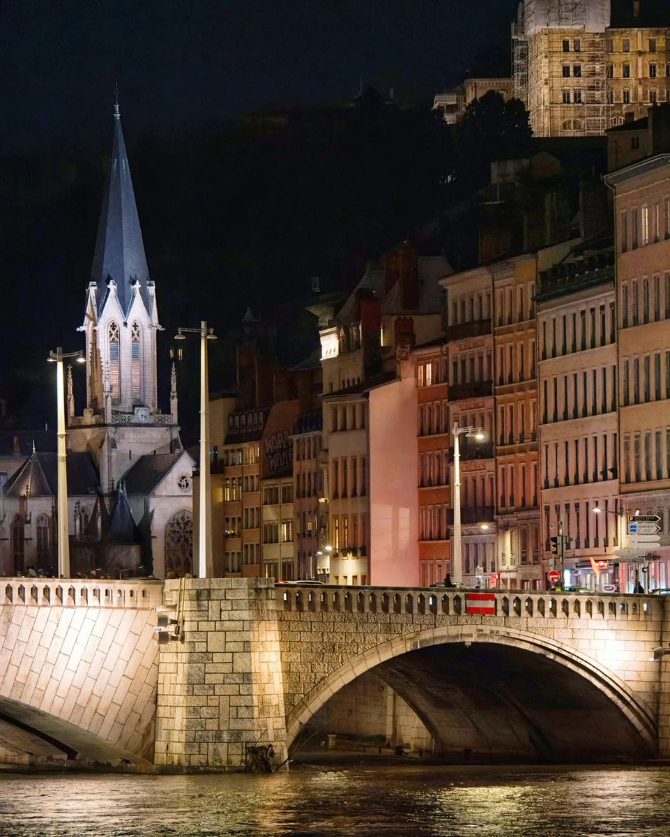 OnlyLyon's tweet photo. Le charme nocturne des Quais de Saône surplombés du Pont Bonaparte et de l'Église Saint-Georges ✨
📸 @fredsix69 sur instagram
#lyon #onlylyon #visitlyon https://t.co/wOmJDtjIuB