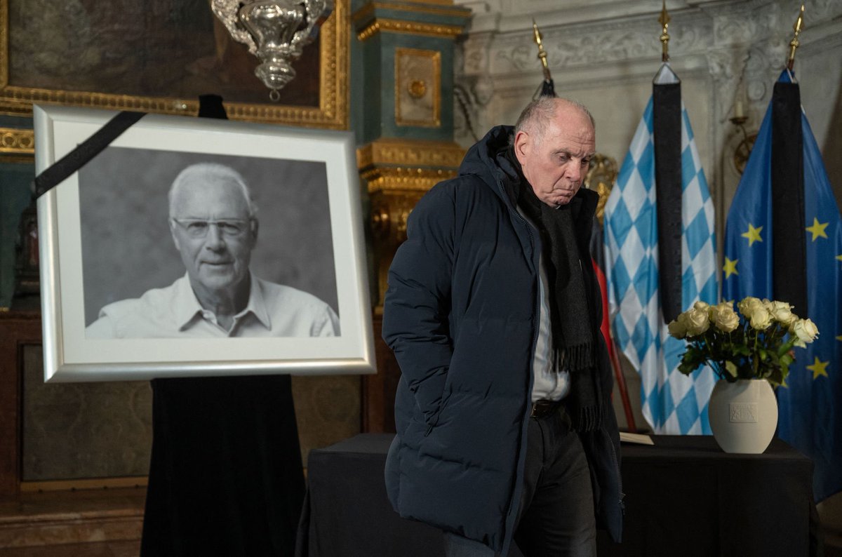 FCBayern_French's tweet photo. Après le Bomber, c'est le Kaiser qui nous a quitté. 🕊️

J'imagine pas à quel point ça doit être dur pour Hoeneß et Rummenigge qui ont tout vécu avec eux. https://t.co/wKuPgT1ceI