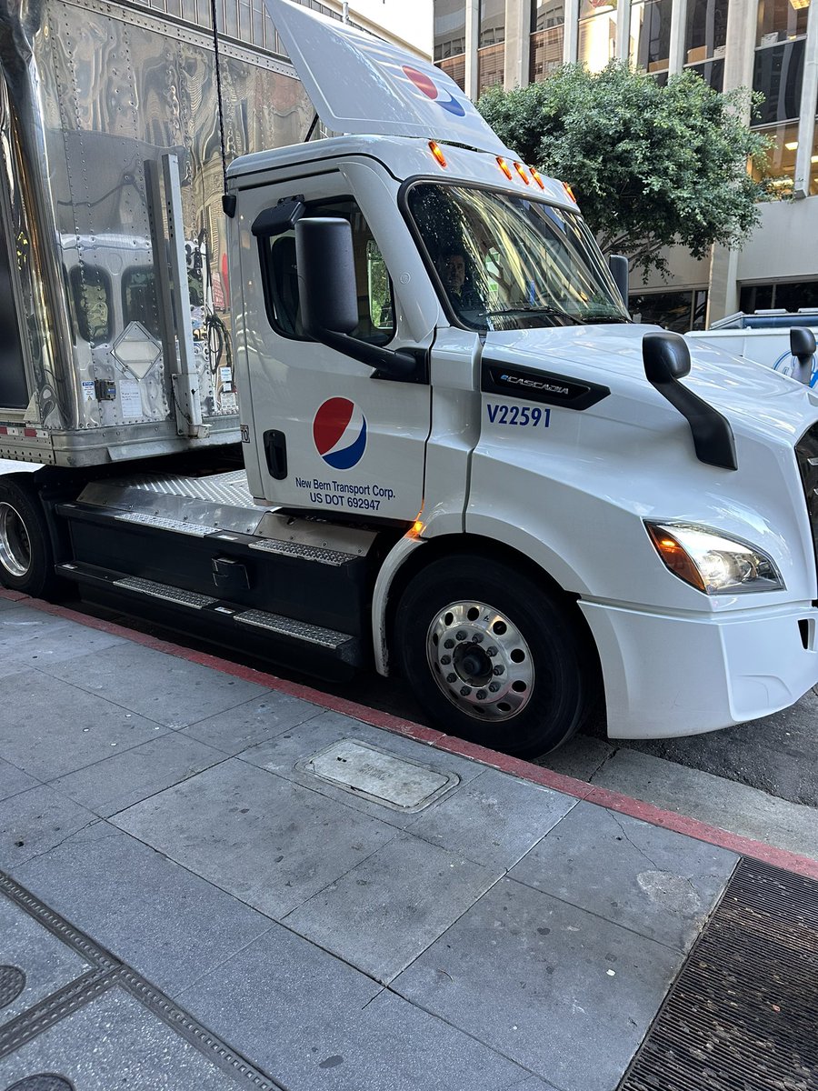 Pepsi must have known our <a href="/LAElectricBus/">Los Angeles County Electric Truck & Bus Coalition</a> coalition is having its planning meeting at the <a href="/Earthjustice/">Earthjustice</a> Los Angeles office &amp; brought its electric deliver truck! Today, I have seen an etruck, several electric buses, two electric delivery vans &amp; it’s only 9am.

#RightToZero