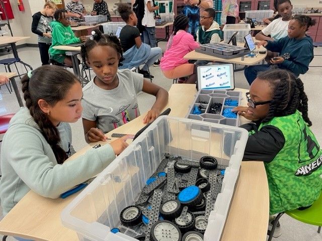 FWCommSchools's tweet photo. #Irwin features many technology resources to support STEM instruction and student engagement. Some of these include 3D Printers, Spheros, Ozobots, Lego Spike, Vex Robotics, BeeBots and more. #TechInOurSchools #Coding #Robotics #MeetTheMagnets https://t.co/8wagD2dEDV
