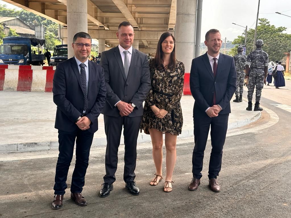 belgiumabidjan's tweet photo. En amont de la #CAN2023⚽, inauguration solennelle par le Premier ministre & plusieurs hautes autorités 🇨🇮 du pont de #Macaci à Adjamé, qui contribue à désengorger #Abidjan
Il a été réalisé par l'entreprise 🇧🇪 John Cockerill avec un crédit @INGBelgique garanti par @CredendoEN 🇧🇪 https://t.co/qGaJ5tIRR0