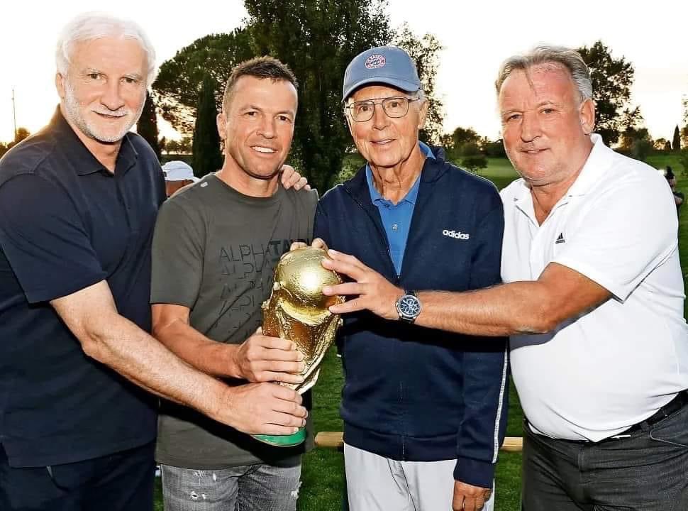 CaceresChamba's tweet photo. Leyenda #FranzBeckenbauer #elkaiser https://t.co/fBcTS8KBAG