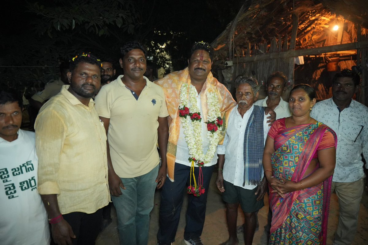 JaggireddyYSRCP's tweet photo. పూజారి పాలెం గ్రామంలో తిరుగులేని శక్తిగా మారిన వై.ఎస్.ఆర్.కాంగ్రెస్ పార్టీ.

ఎనలేని అభివృద్ధి చేస్తూ,పార్టీలకు అతీతంగా అందరికి సంక్షేమాన్ని అందిస్తున్న జగ్గిరెడ్డి గారికి జై కొడుతున్న పూజారిపాలెం గ్రామస్థులు.

#AdminPost #GadapaGadapaprogram #YSJaganCares #YSRPensionKanuka https://t.co/roj5DU26XU